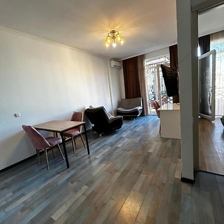 Мой Дом Lägenhet Batumi Exteriör bild